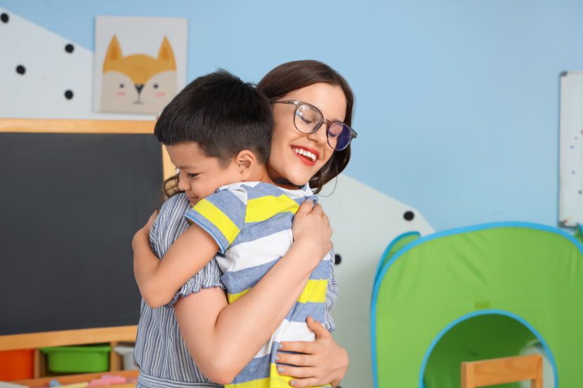 aluno abraçando professora