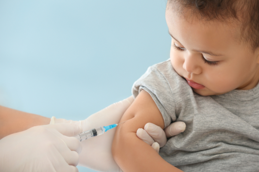 criança sendo vacinada