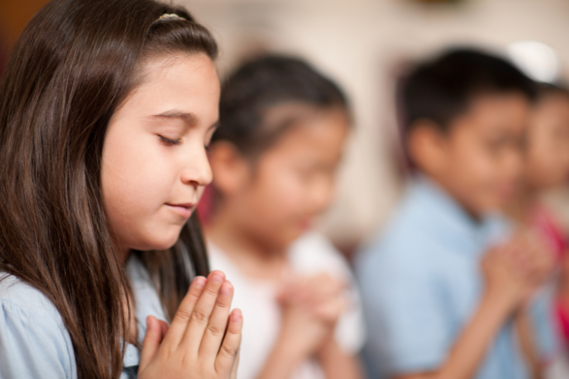 crianças na escola fazendo oração