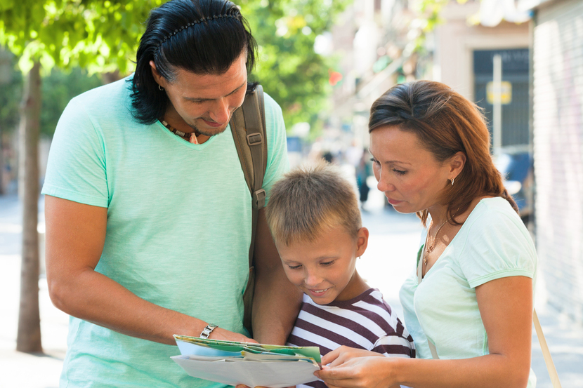pais olhando boletim escolar do filho