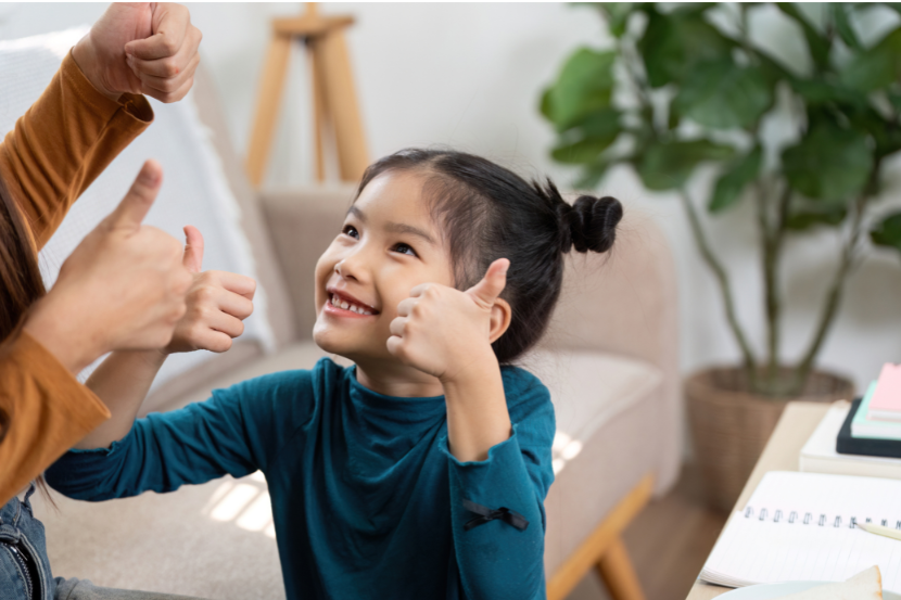 criança e mãe em acordo