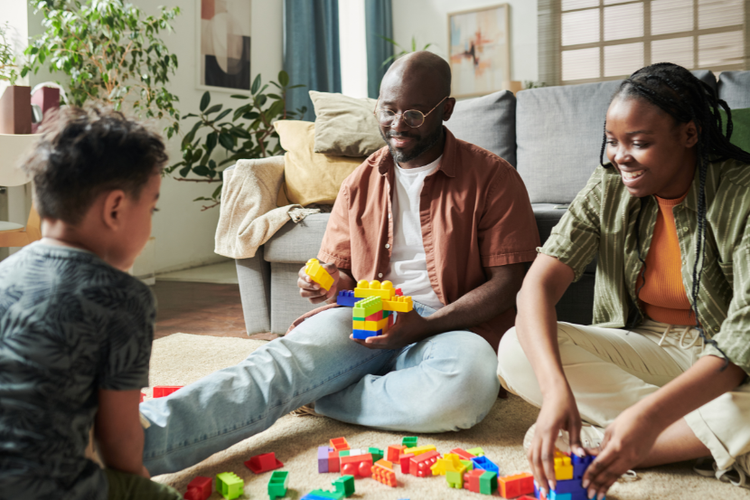 família brincando junta em harmonia