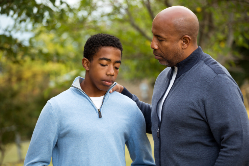 pai conversando e aconselhando o filho