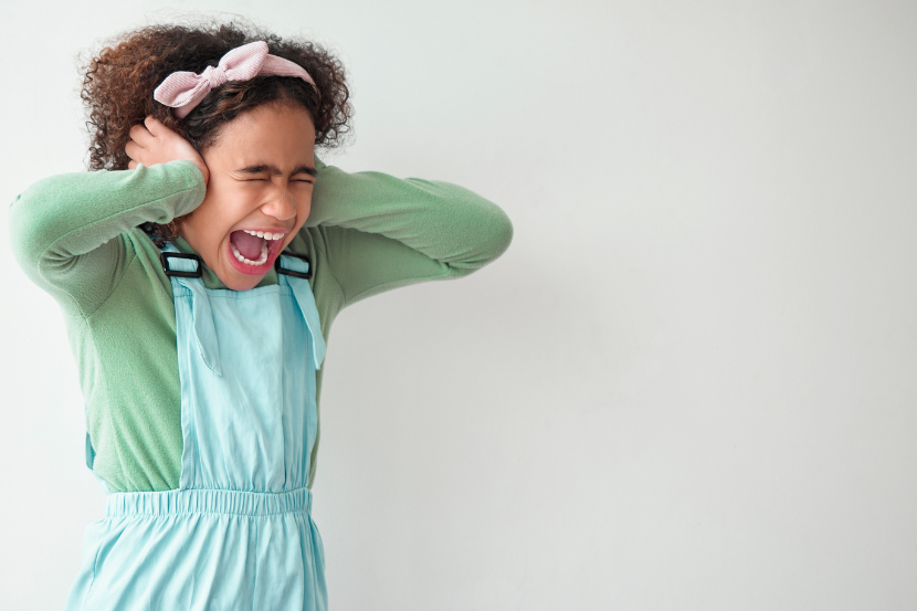 hipersensibilidade auditiva em crianças criança tapando ouvido e gritando incomodada