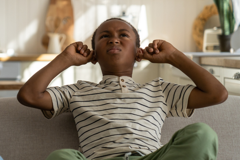 hipersensibilidade auditiva em crianças menino tampando o ouvido incomodado