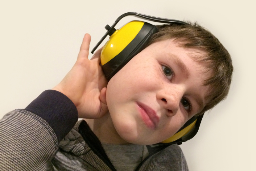 hipersensibilidade auditiva em crianças menino com fone de ouvido como alternativa para lidar com a hipersensibilidade auditiva