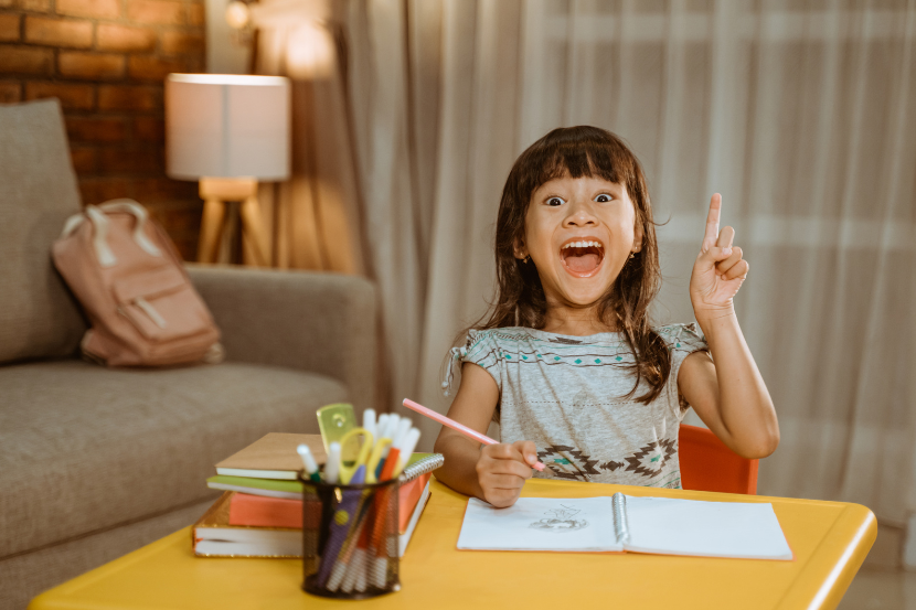 criança autodidata criança animada desenhando sozinha