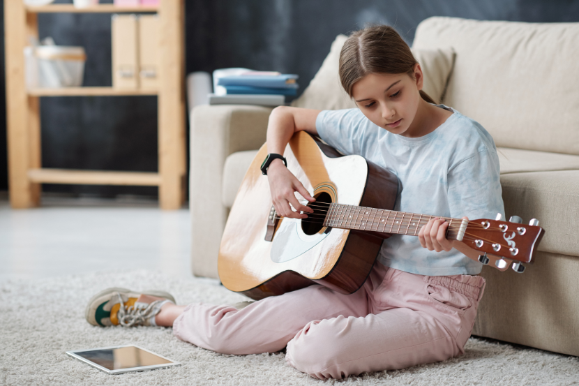 criança autodidata criança aprendendo a tocar violão por conta própria