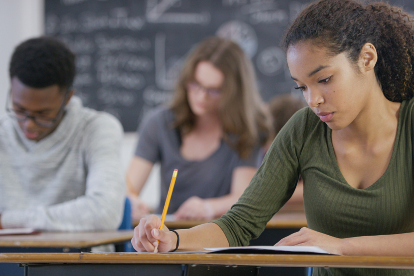 alunos fazendo prova em sala de aula