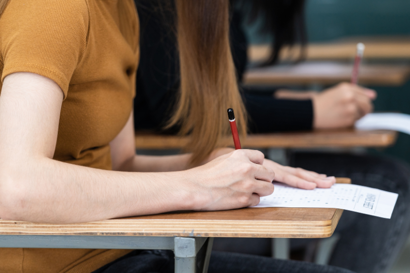 menina fazendo prova do Enem