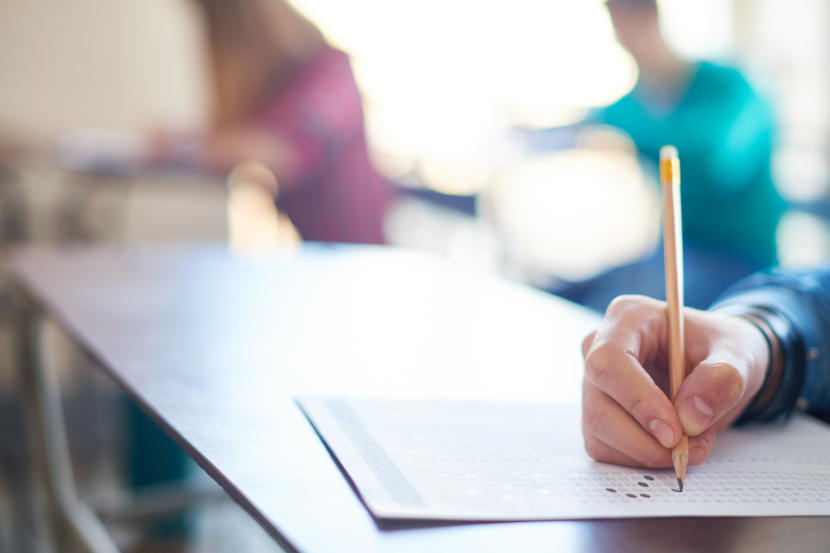 aluno preenchendo gabarito de prova