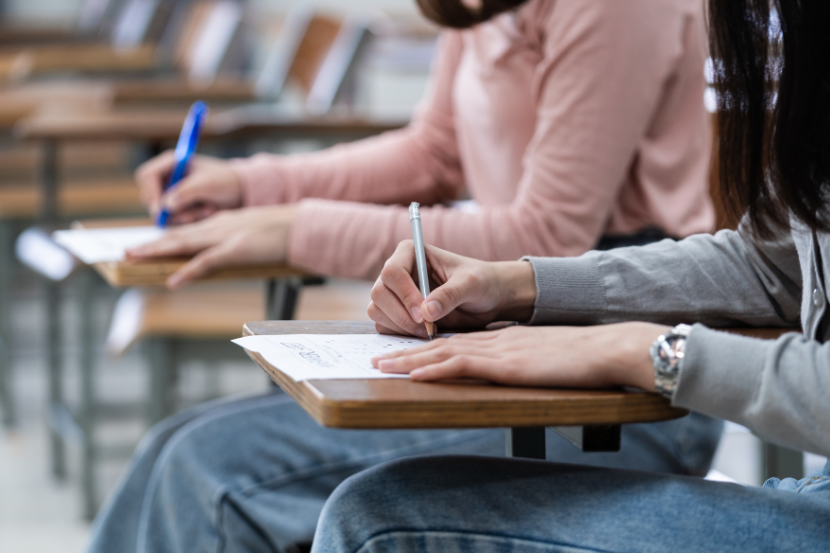alunos prestando vestibular enem