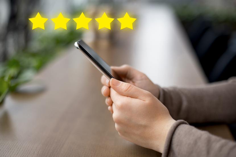 pessoa avaliando no celular com estrelas