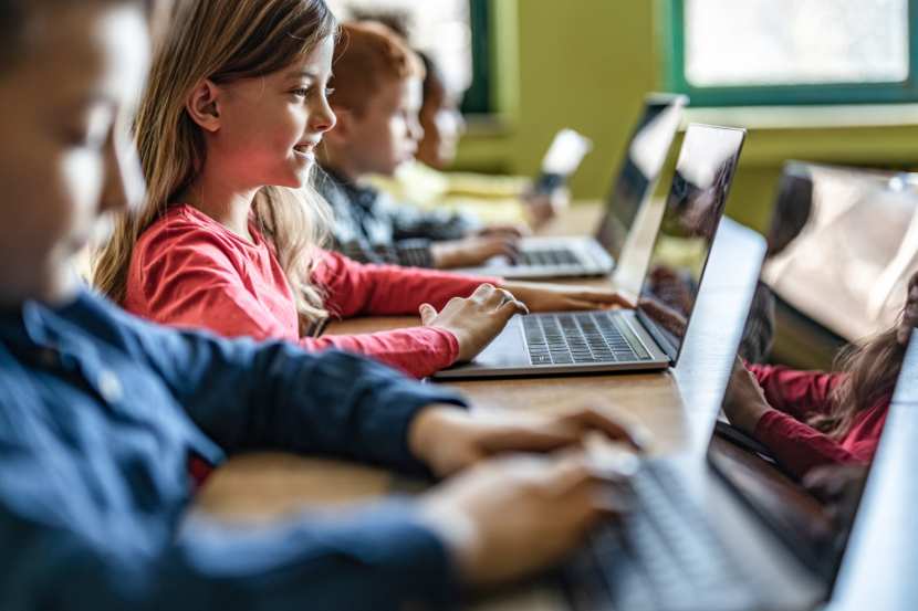 crianças usando computador na escola