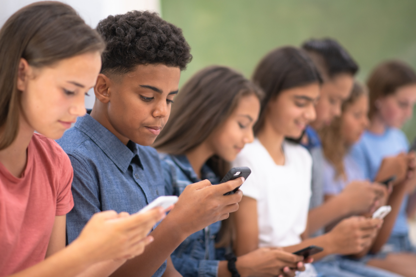 uso do celular em sala de aula vários alunos no celular na escola