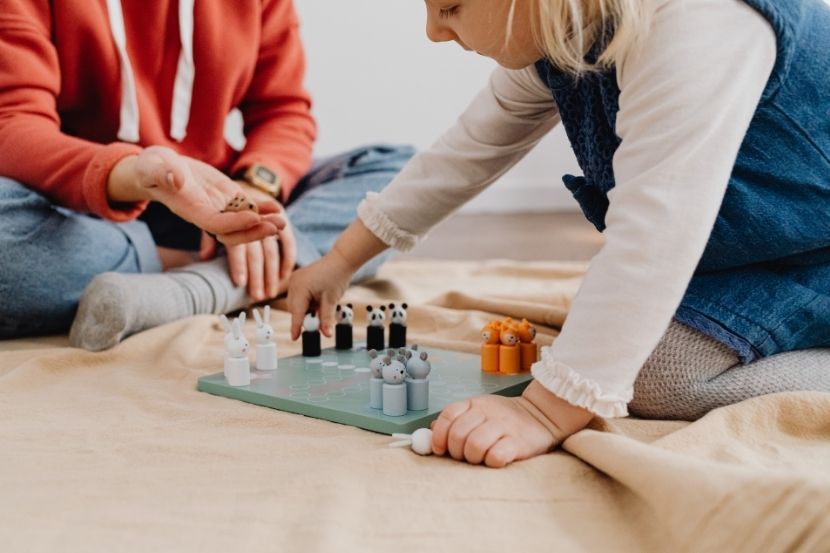 melhores jogos para crianças de 7 anos crianças brincando com jogos de tabuleiro