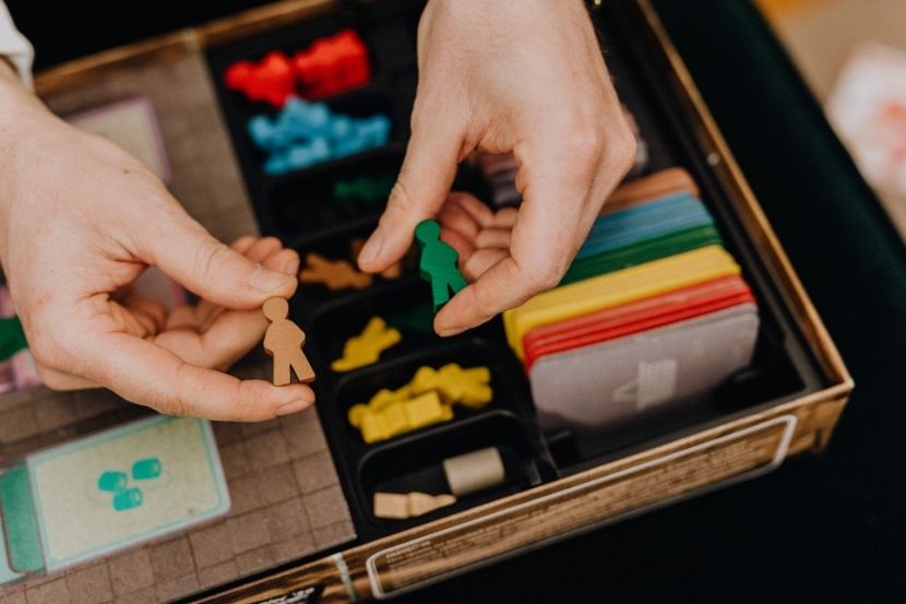 jogos para crianças de 7 aonos mãos de criança manuseando pecinhas de jogos