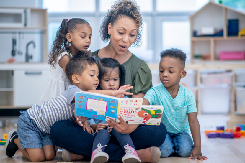 professora lendo história para crianças na creche