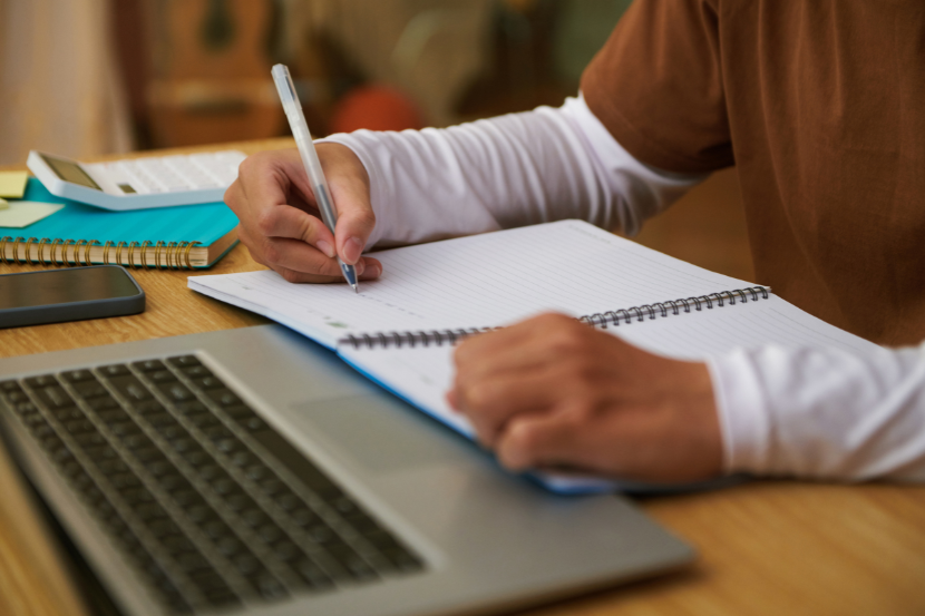 criança estudando nas férias em um cantinho em casa