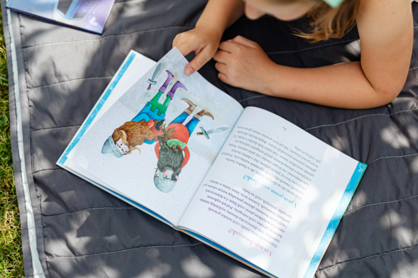 criança lendo livro nas férias