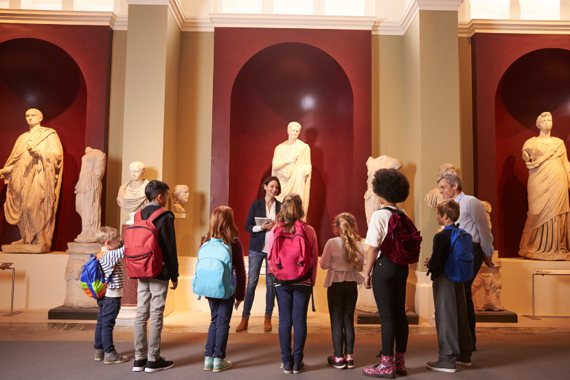 crianças visitando um museu