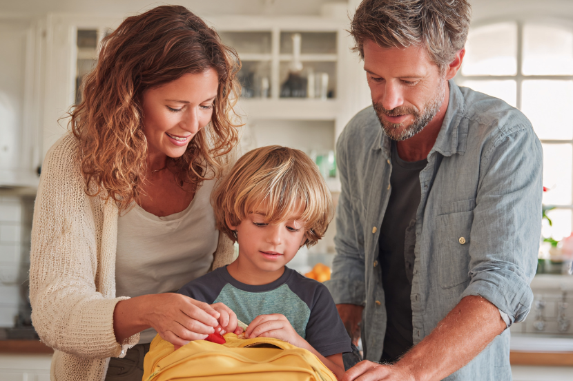 férias acabando pais ajudando filho a organizar o material escolar