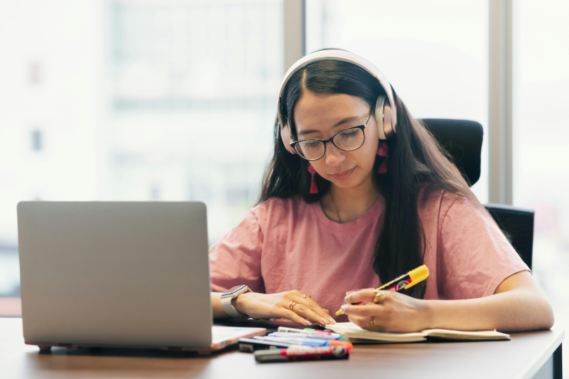 férias acabando menina estudando em casa
