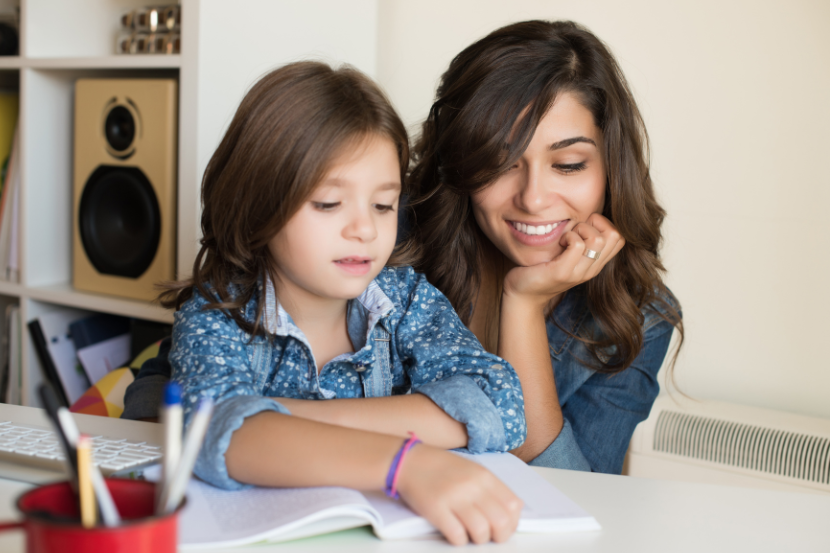 férias acabando mãe ajudando filha a organizar rotina de estudos