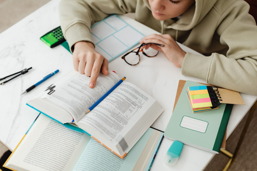 adolescente estudando em espaço em casa