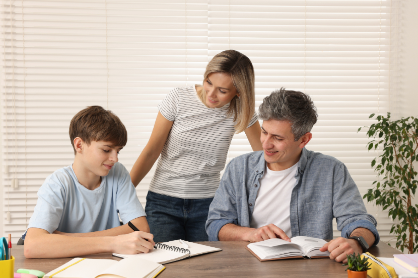 pai e mãe ajudando filho do ensino médio nos estudos