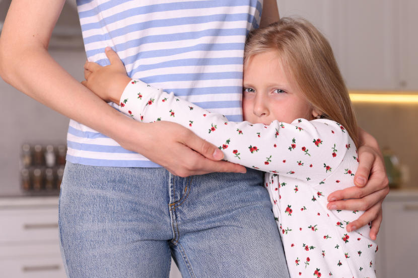 criança abraçada na mãe não quer ir pra escola