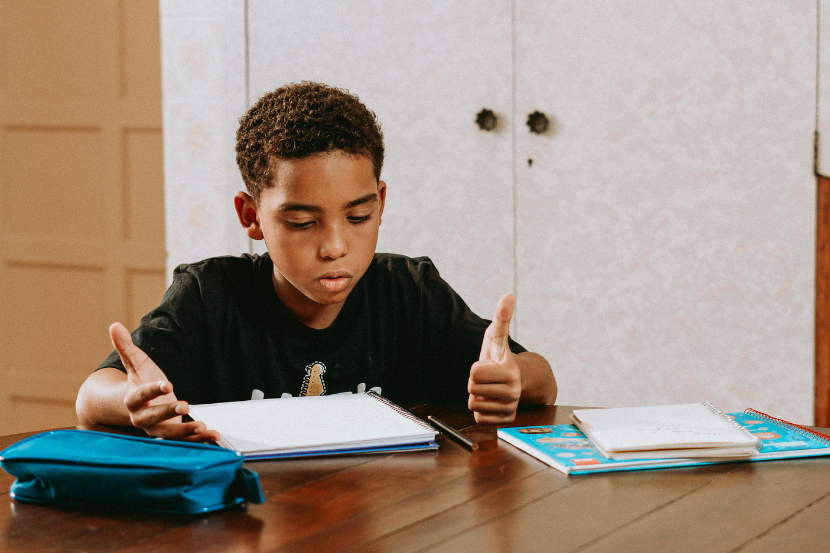 criança tentando se concentrar nos estudos