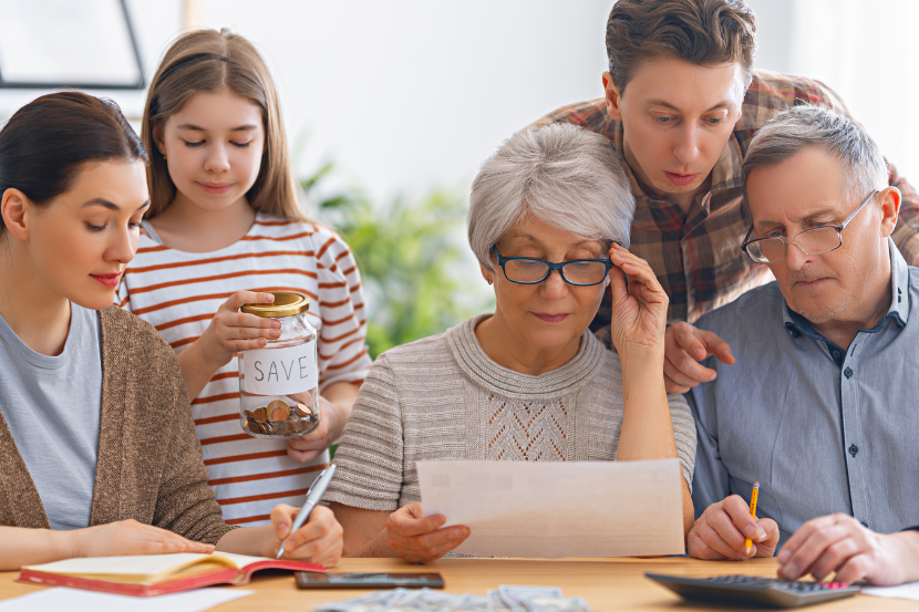 planejar custos escolares família planejando o orçamento do ano letivo