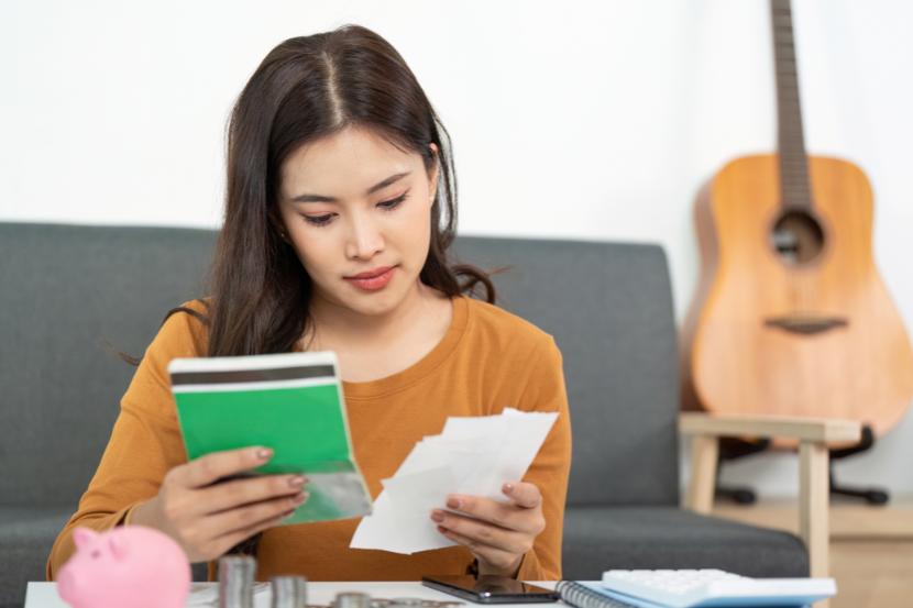 planejar custos escolares mãe organizando as despesas escolares