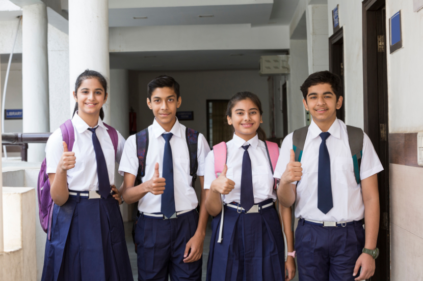 alunos na escola com uniforme escolar