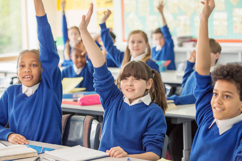 crianças em sala de aula com uniforme escolar