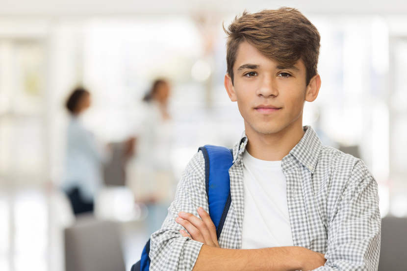 aluno do 7 ano com mochila nas costas