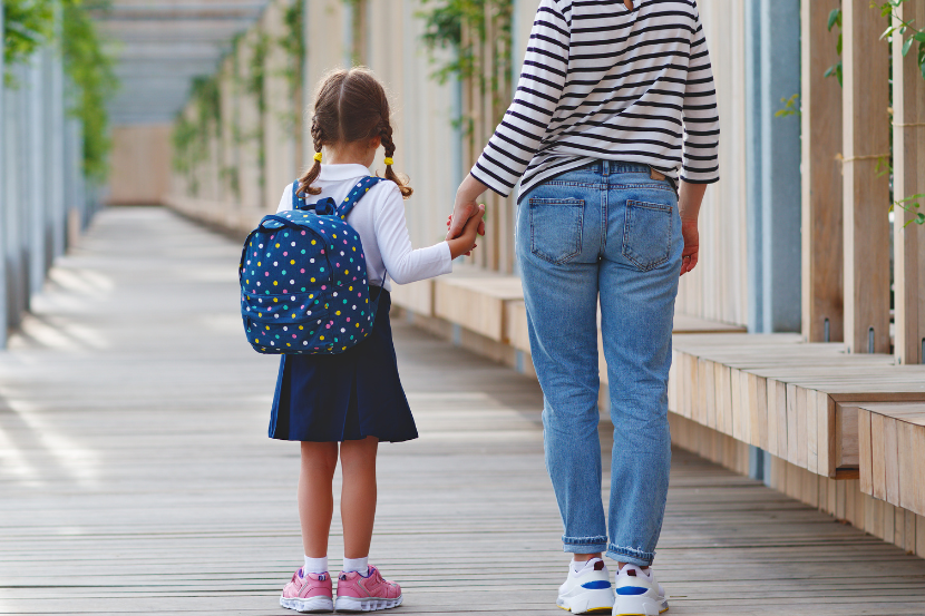 como preparar os filhos para a volta às aulas mãe levando filha para a escola nova