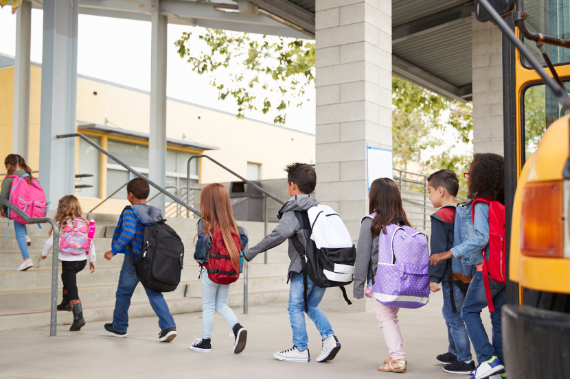 matrícula escolar de última hora fila de crianças entrando na escola