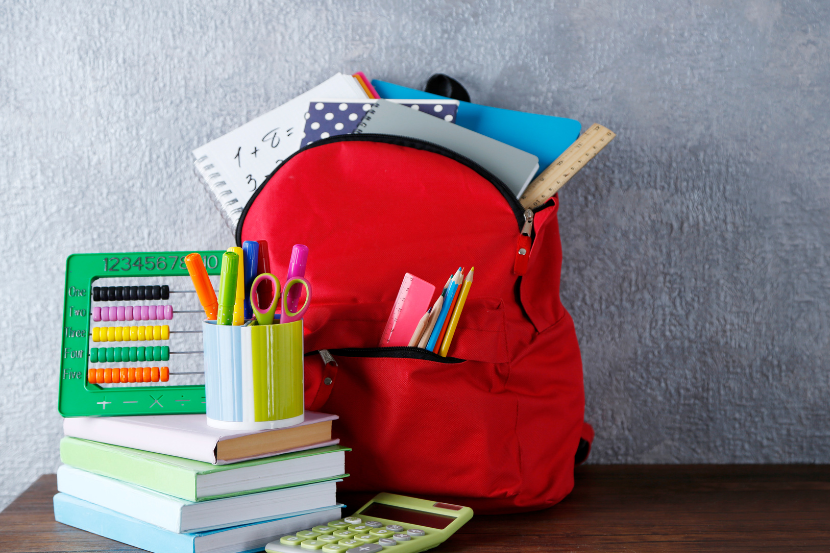 matrícula escolar de última hora mochila e materiais de estudo