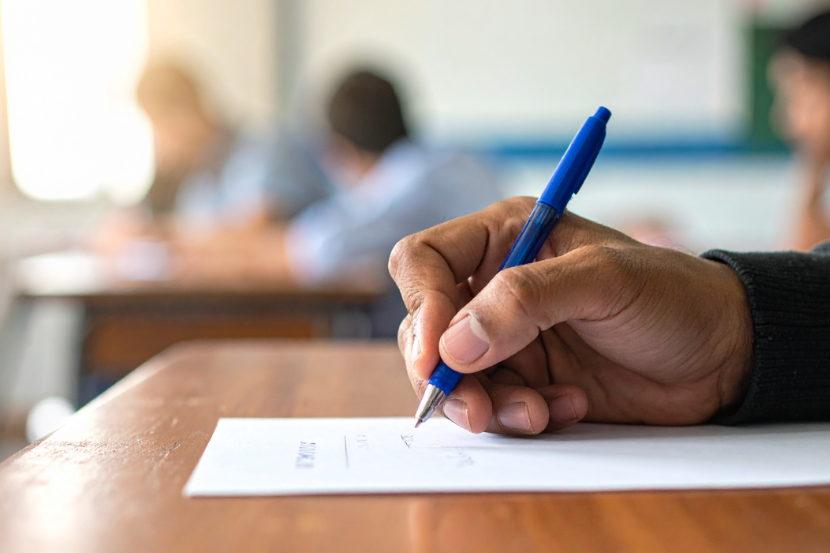 melhores escolas particulares de Salvador mão com caneta fazendo vestibular