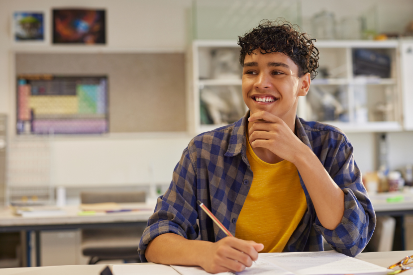 melhores escolas particulares de Salvador estudante feliz estudando