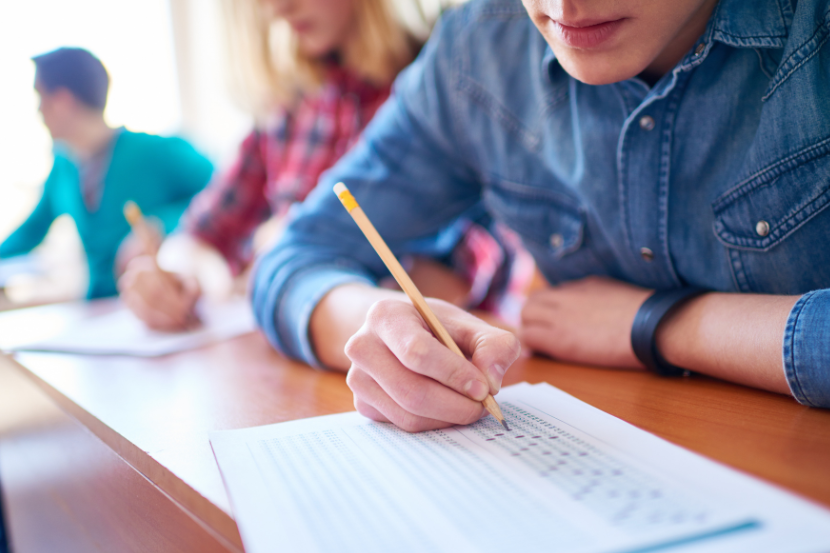 melhores escolas de Boa Vista aluno preenchendo gabarito de vestibular
