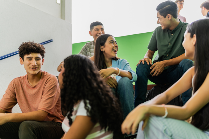 melhores escolas de Boa Vista estudantes adolescentes sentados em escada interagindo