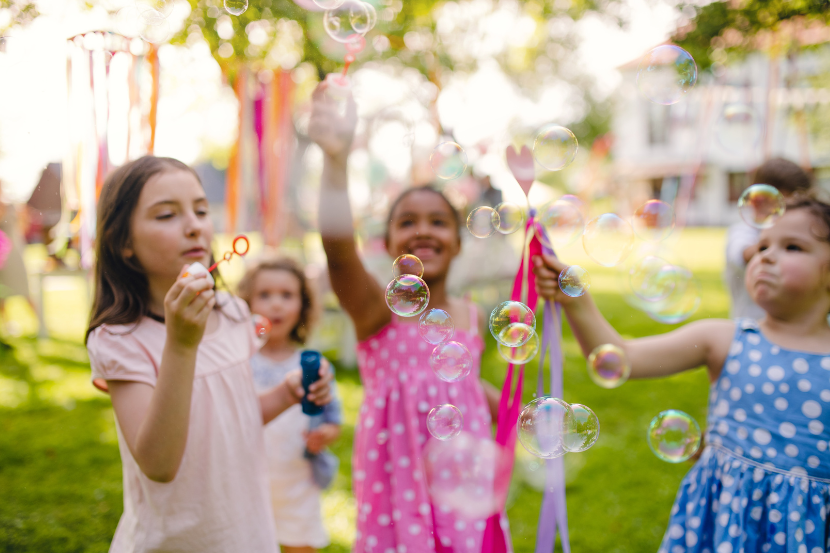 crianças de 9 anos brincando com bolhas de sabão