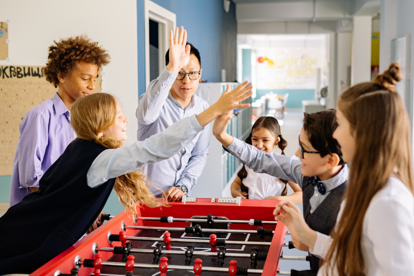 crianças brincando com pinbolim