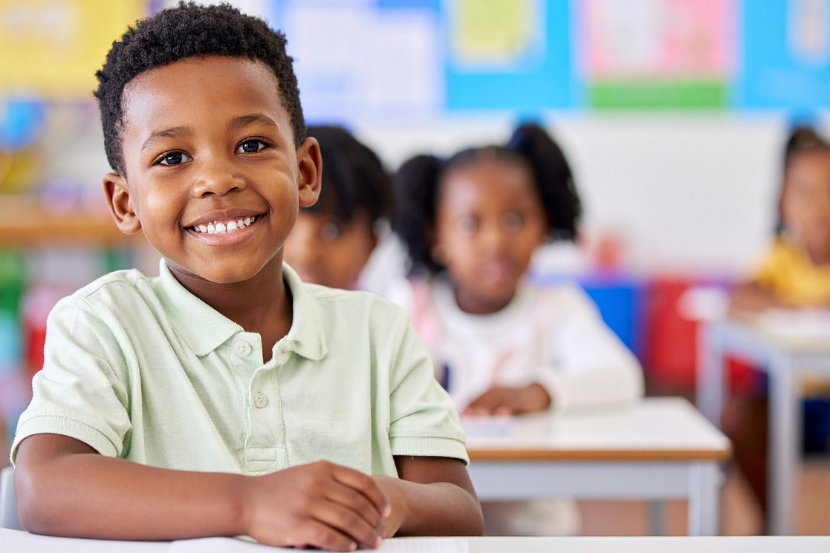 mensalidade escolar aluno feliz em sala de aula