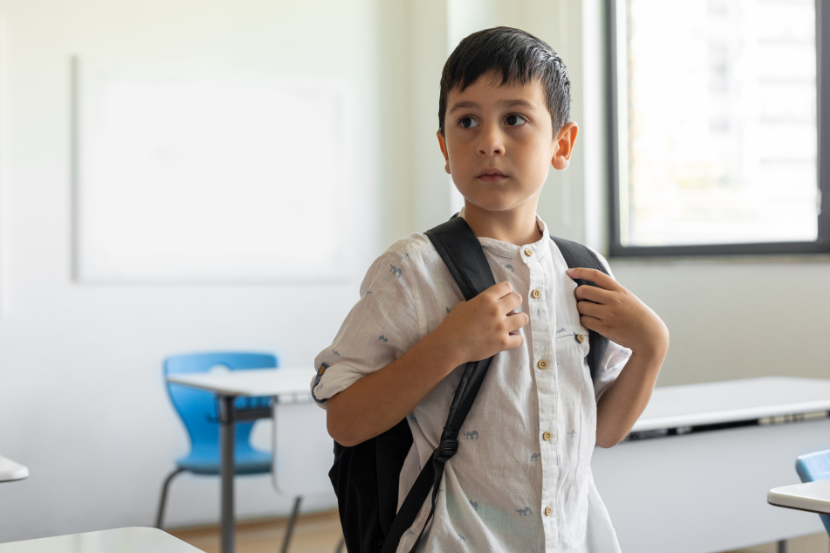 criança em sala de aula sozinha