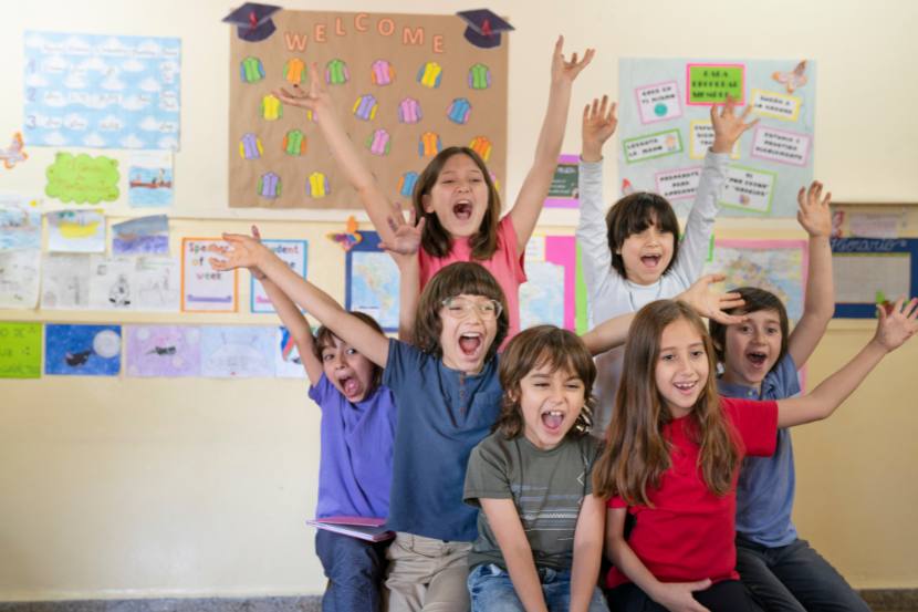 crianças felizes na escola