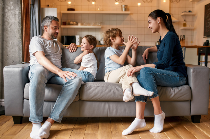 pais e filhos conversando